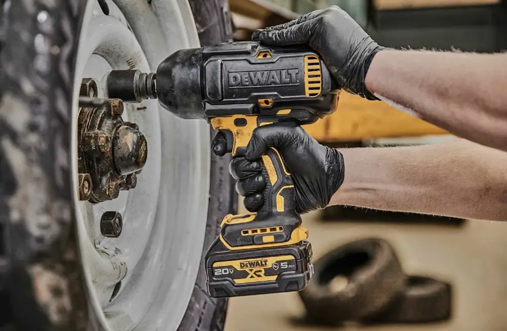 DEWALT 20V MAX Cordless Impact Wrench Kit